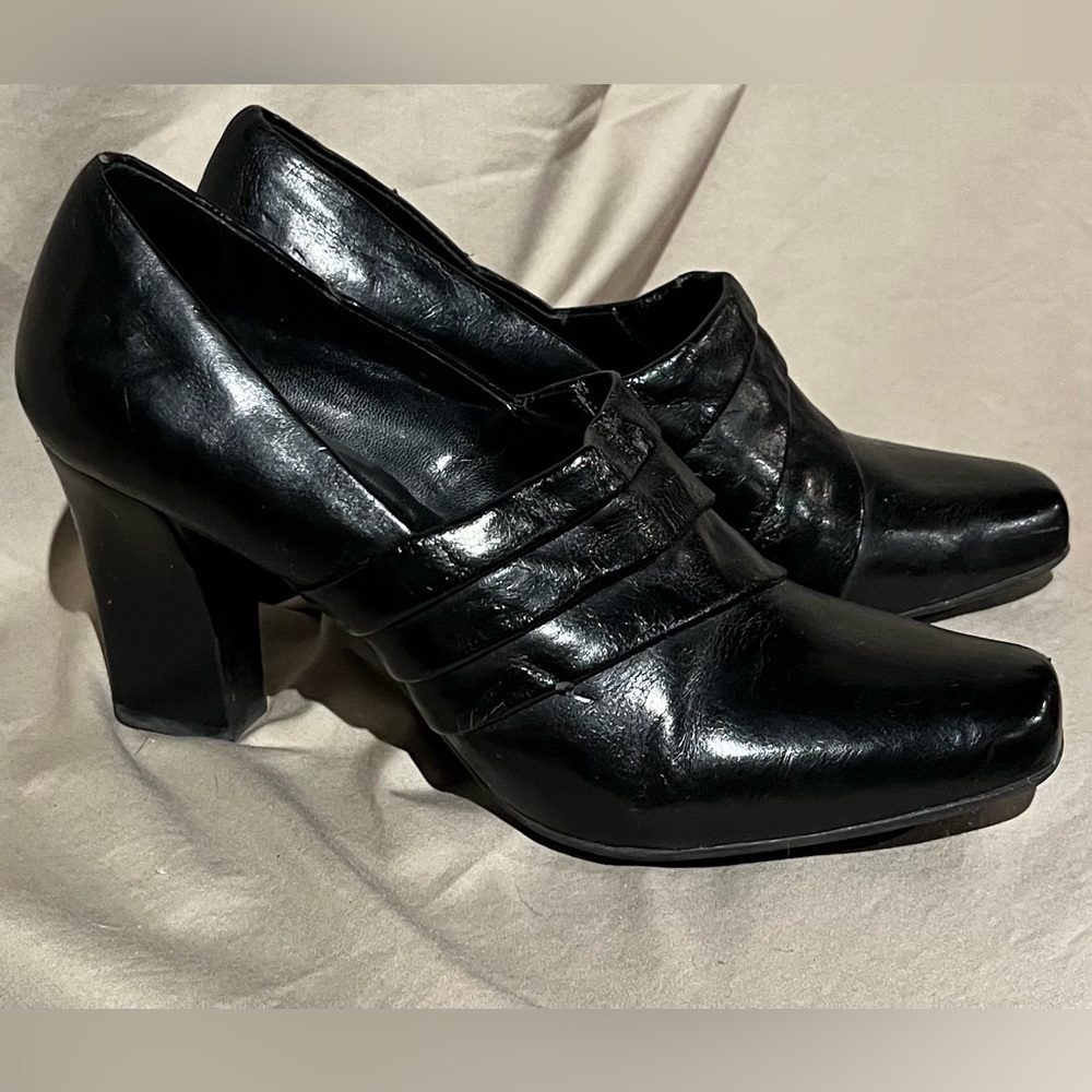 Black Modern Pumps